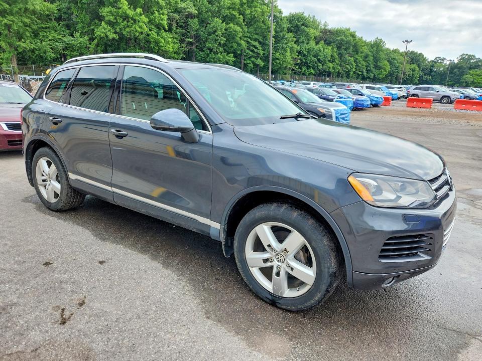 2014 Volkswagen Touareg VIN WVGEF9BP9ED014963 COPART salvage auction — MECHANICAL, PA - RECONSTRUCTED CLEAN, sold $475 on 2026-07-02 (photo 4)