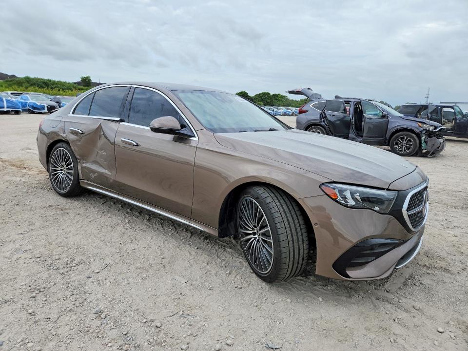 2026 Mercedes-benz E-klasse VIN W1KLF4GB2TA212736 COPART salvage auction — SIDE, Fl - Cert Of Title Slvg Rebuildable, sold $35,750 on 2026-07-14 (photo 4)