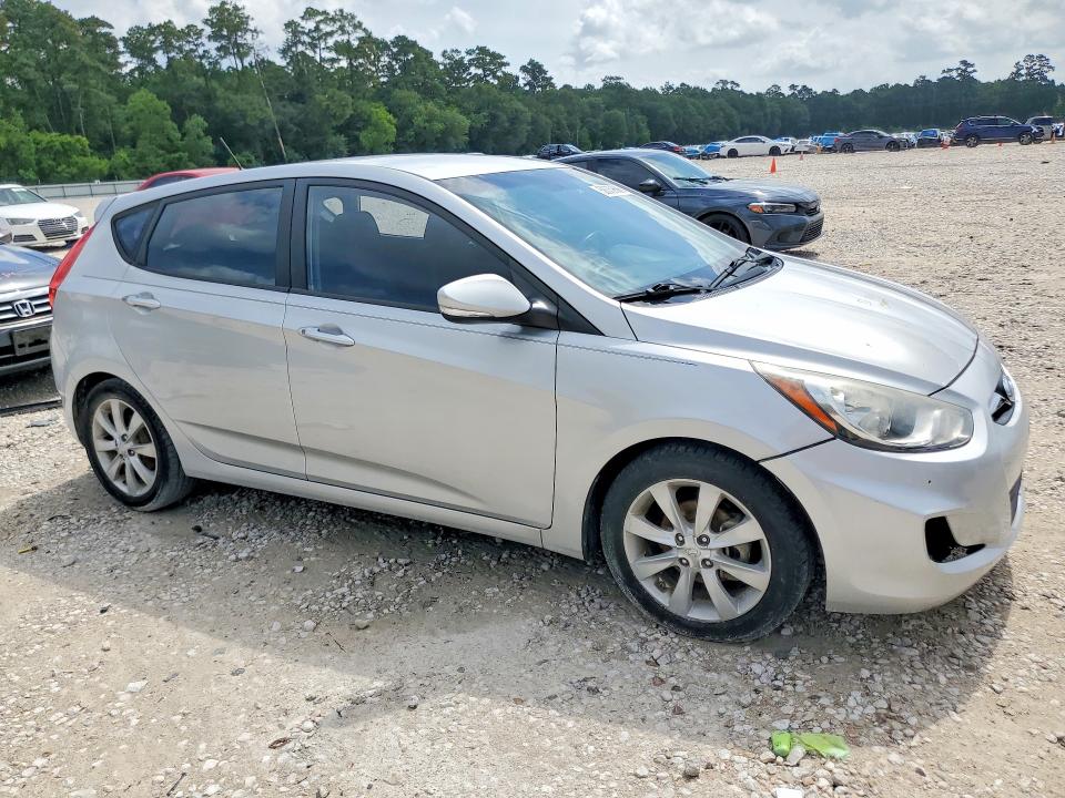 2013 Hyundai VIN KMHCU5AE9DU068879 COPART salvage auction — WATER/FLOOD, Tx - Salvage Title-Flood Damage, sold $600 on 2026-07-28 (photo 4)