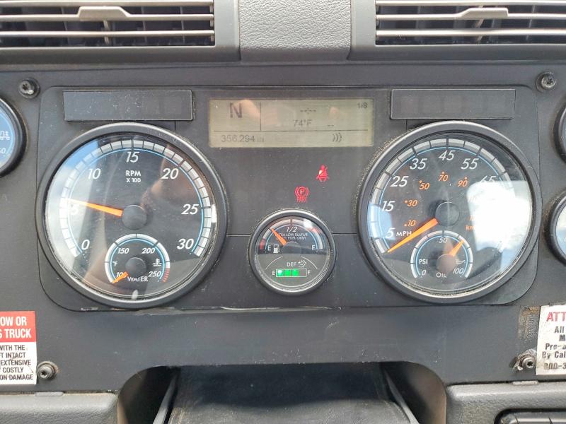 2019 Freightliner Cascadia 113 VIN 3AKJGBDVXKDKM2461 COPART salvage auction — NORMAL WEAR, IN - CERTIFICATE OF TITLE, sold $11,500 on 2026-07-07 (photo 8)