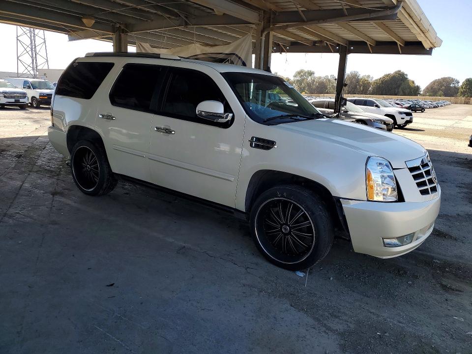 2007 Cadillac Escalade VIN 1GYFK63847R339045 COPART salvage auction — VANDALISM, Ca - Salvage Certificate, sold $1,050 on 2026-07-02 (photo 4)