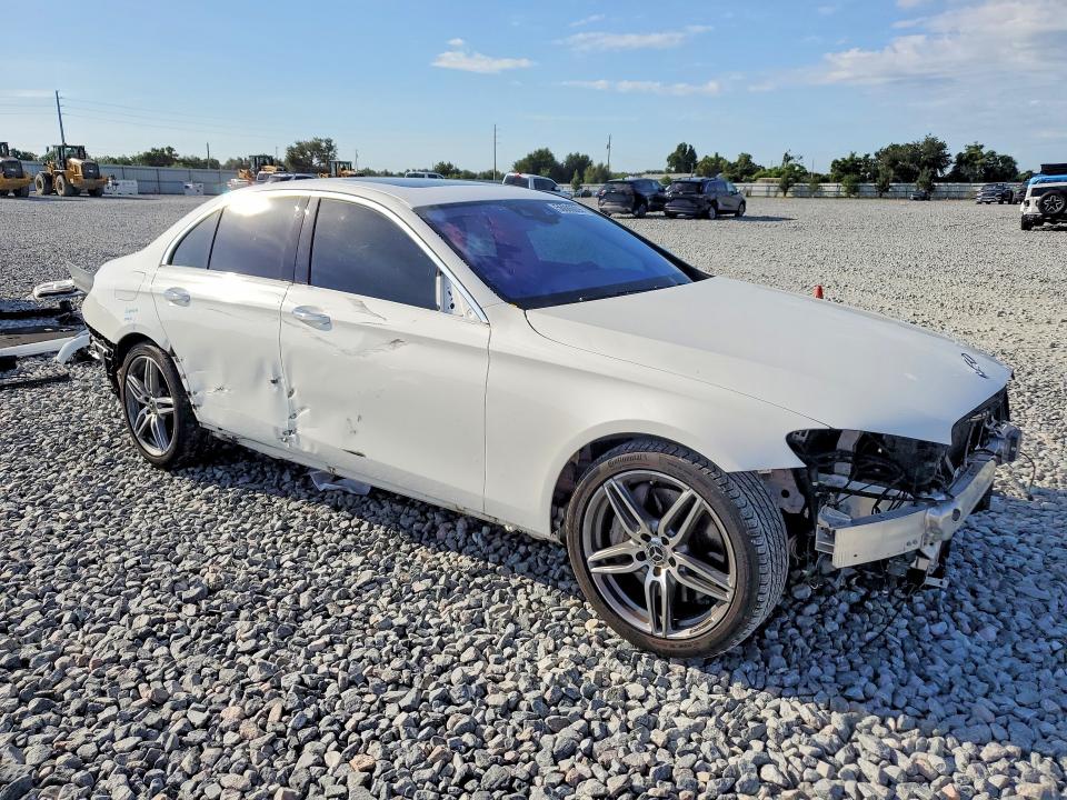 2018 Mercedes-benz E-klasse VIN WDDZF4JB2JA315851 COPART salvage auction — SIDE, FL - CERT OF TITLE SLVG REBUILDABLE, sold $9,500 on 2026-07-02 (photo 4)