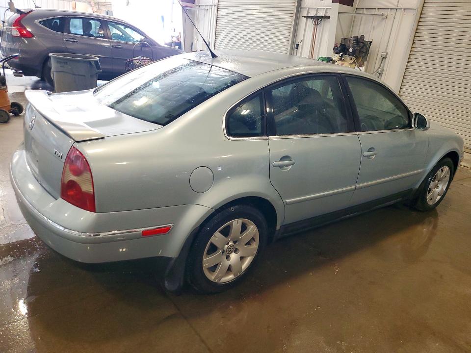 2005 Volkswagen Passat VIN WVWAE63B75E027275 COPART salvage auction — FRONT END, MN - CERT OF TITLE-PRIOR SALVAGE, sold $1,300 on 2026-08-10 (photo 3)