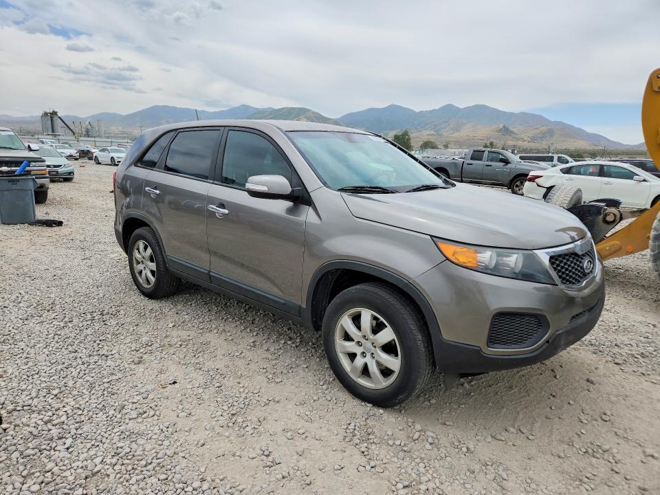 2013 Kia Sorento VIN 5XYKT3A14DG335402 COPART salvage auction — VANDALISM, Ut - Salvage Certificate, sold $1,400 on 2026-07-31 (photo 4)