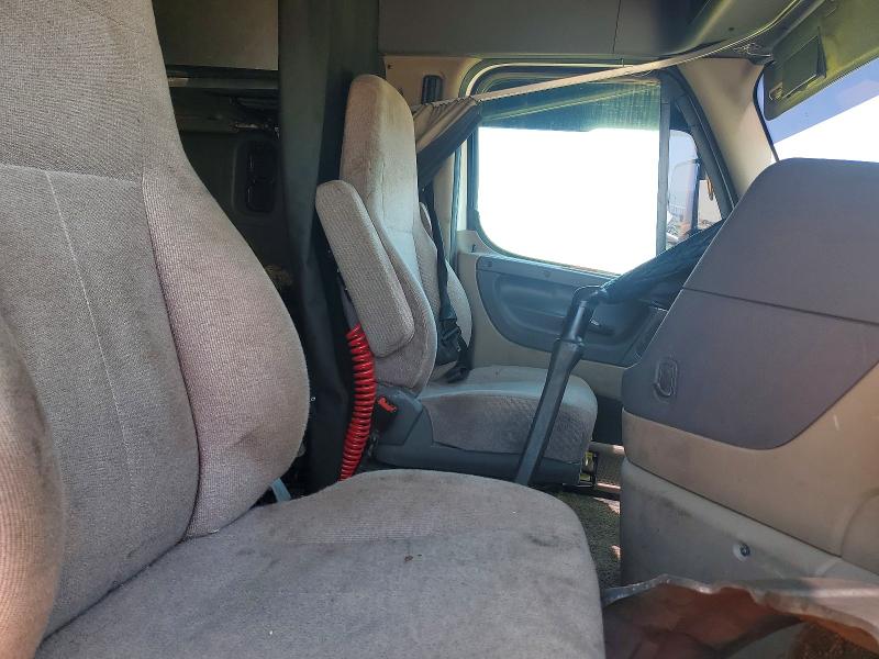 2019 Freightliner Cascadia 125 VIN 3AKJGLDRXKDKD9032 COPART salvage auction — VANDALISM, TX - SALVAGE VEHICLE TITLE, sold $7,200 on 2026-07-23 (photo 5)