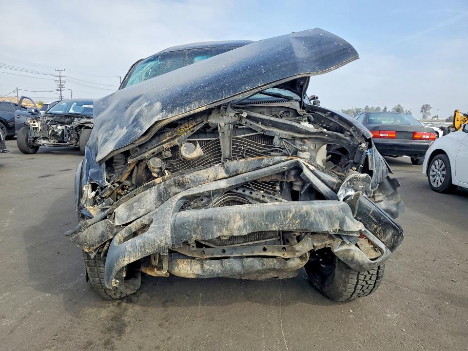 2001 Toyota Tacoma VIN 5TEWN72N61Z813812 COPART salvage auction — ROLLOVER, Ca - Salvage Certificate, sold $1,850 on 2026-07-06 (photo 5)