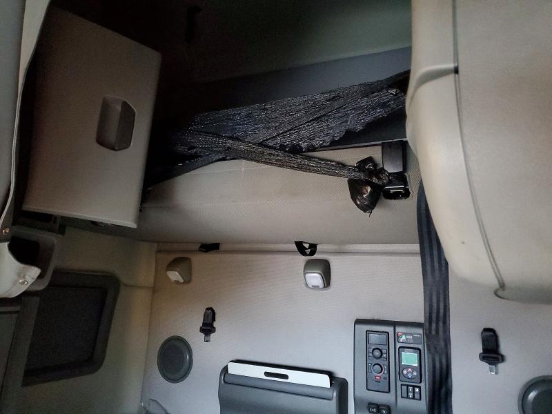 2023 Volvo Vnl VIN 4V4NC9EH2PN323841 COPART salvage auction — ROLLOVER, NE - CERT OF TITLE-SALVAGE, sold $3,750 on 2026-07-30 (photo 6)