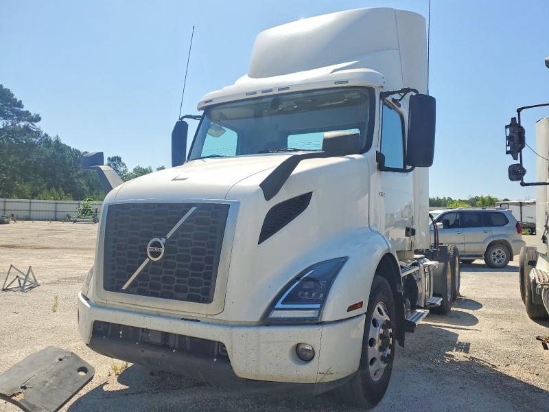 2020 Volvo Vnr VIN 4V4WC9EHXLN243198 COPART salvage auction — NORMAL WEAR, NC - CERTIFICATE OF TITLE (P), sold $8,200 on 2026-07-14 (photo 2)