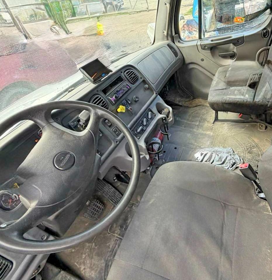 2014 Freightliner M2 VIN 1FVACWDT7HHHV2253 COPART salvage auction — Minor Dent/Scratches, TX - SALVAGE VEHICLE TITLE (P), sold $4,350 on 2026-07-09 (photo 9)