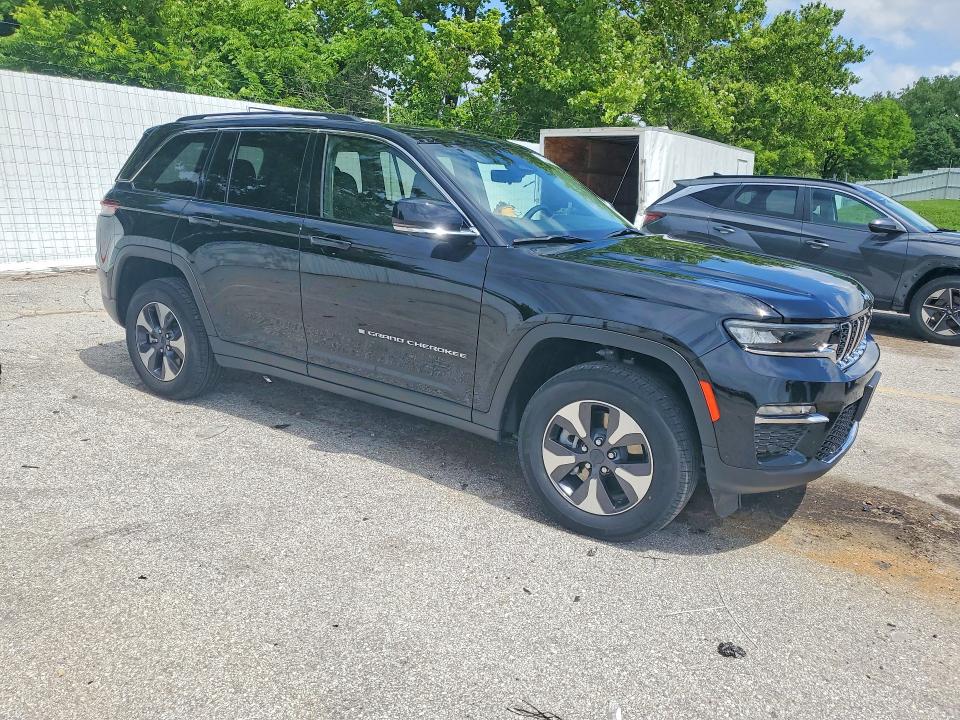 2022 Jeep Grand cherokee VIN 1C4RJYB69N8721382 COPART salvage auction — MINOR DENT/SCRATCHES, Mo - Certificate Of Title, sold $19,300 on 2026-07-02 (photo 4)