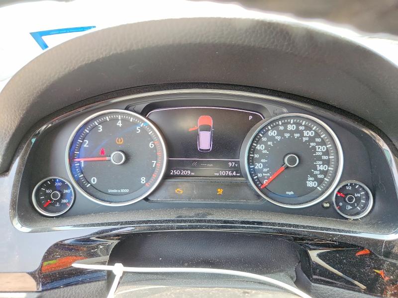 2011 Volkswagen Touareg VIN WVGFF9BP3BD001237 COPART salvage auction — MINOR DENT/SCRATCHES, Tx - Certificate Of Title, sold $750 on 2026-07-21 (photo 9)