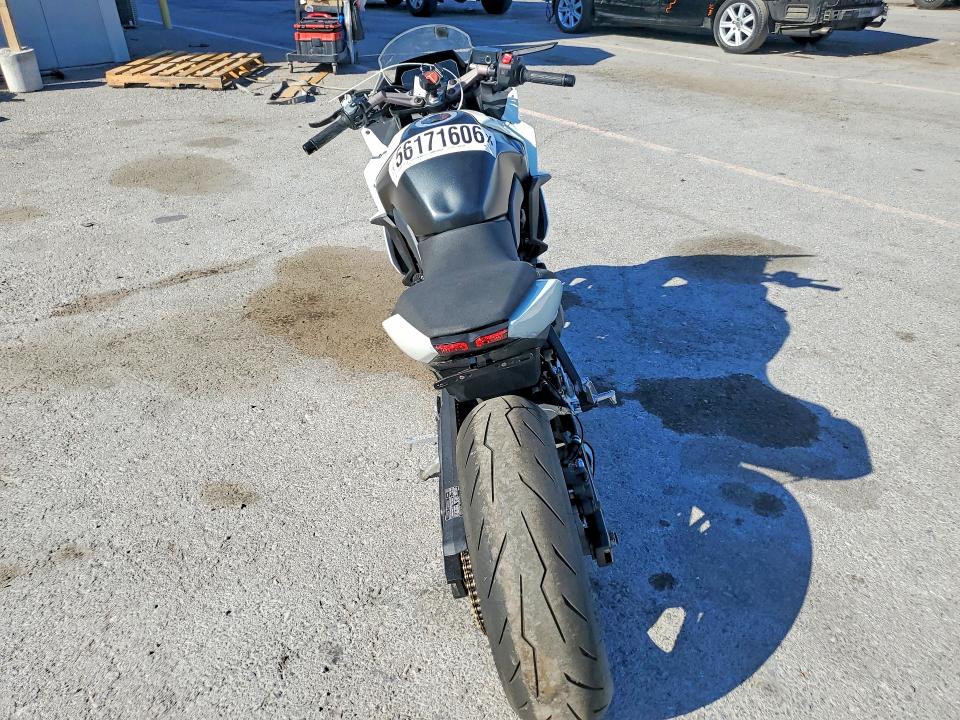 2024 Suzuki VIN JS1EM13B0R7103270 COPART salvage auction — FRONT END, Nv - Salvage Title, sold $2,550 on 2026-07-23 (photo 4)