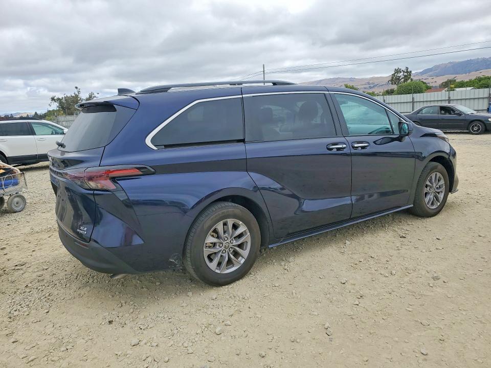 2024 Toyota Sienna VIN 5TDYRKEC7RS214727 COPART salvage auction — FRONT END, Salvage Title, sold $17,400 on 2026-07-23 (photo 3)