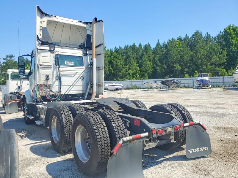 2020 Volvo Vnr VIN 4V4WC9EHXLN243198 COPART salvage auction — NORMAL WEAR, NC - CERTIFICATE OF TITLE (P), sold $8,200 on 2026-07-14 (photo 3)