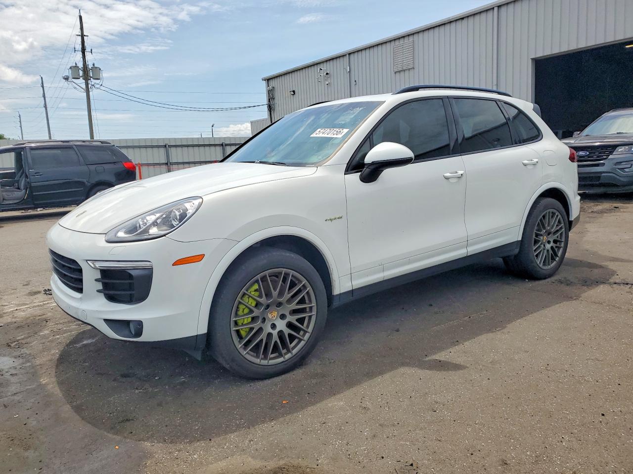 2017 Porsche Cayenne VIN WP1AE2A22HLA74286 — COPART salvage auction photo