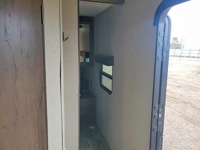 2018 Keystone Rubicon VIN 4YDT25128JH985040 COPART salvage auction — MINOR DENT/SCRATCHES, NE - CERT OF TITLE-SALVAGE, sold $80 on 2026-07-30 (photo 5)
