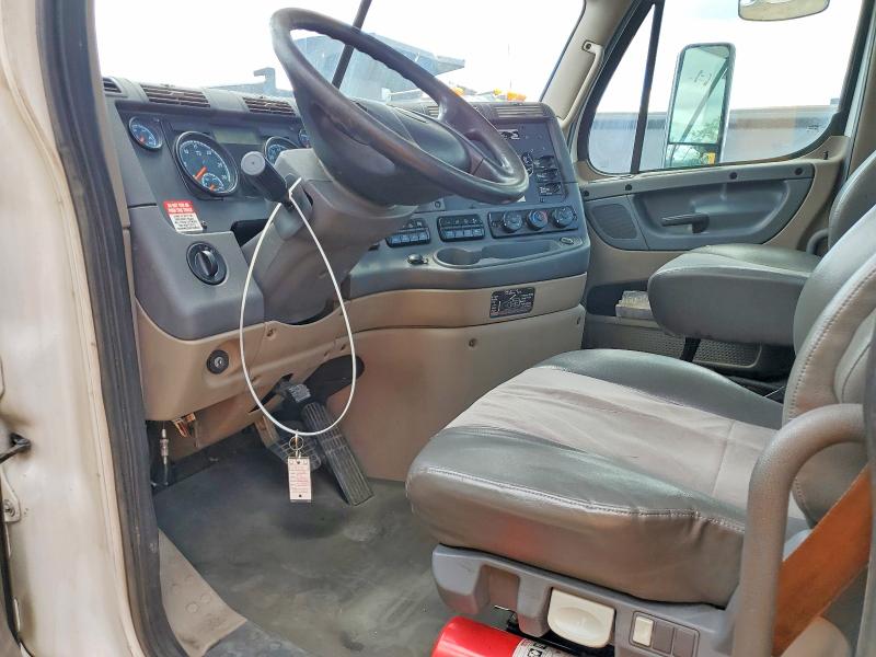 2019 Freightliner Cascadia 113 VIN 3AKJGBDVXKDKM2461 COPART salvage auction — NORMAL WEAR, IN - CERTIFICATE OF TITLE, sold $11,500 on 2026-07-07 (photo 5)