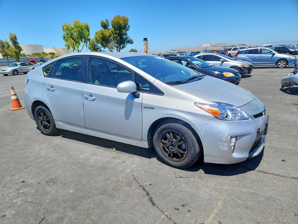 2015 Toyota Prius VIN JTDKN3DU7F0466476 COPART salvage auction — VANDALISM, CA - SALVAGE CERTIFICATE, sold $2,200 on 2026-07-13 (photo 4)