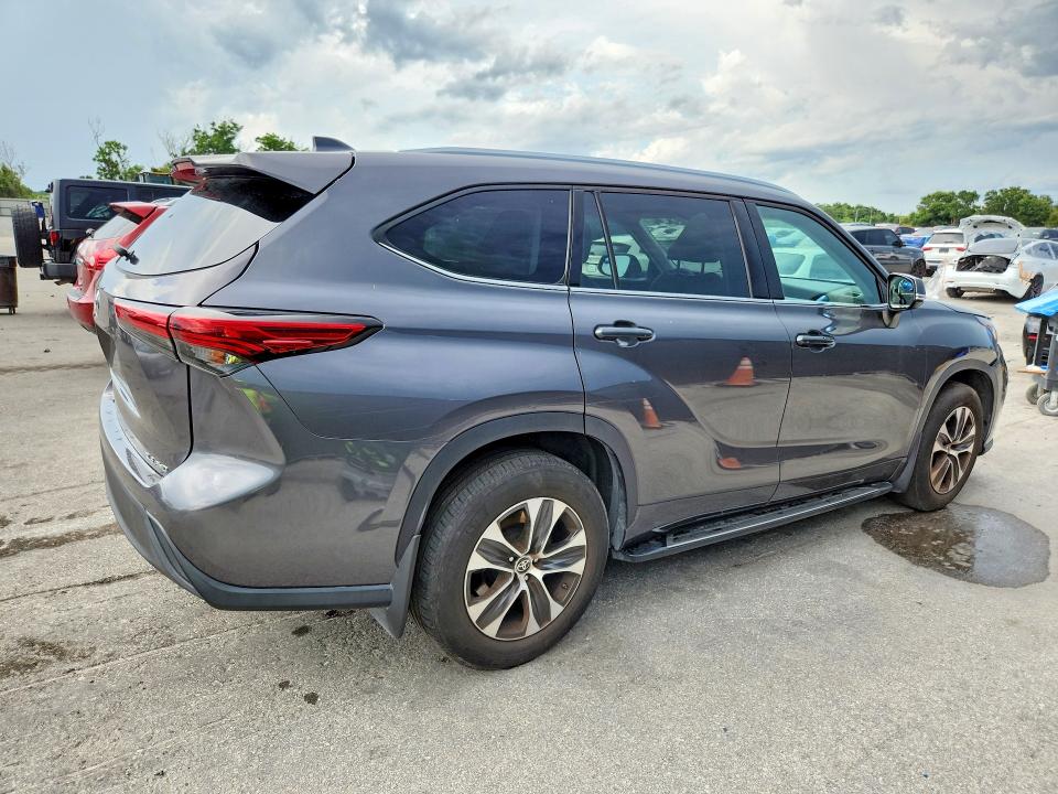 2021 Toyota Highlander VIN 5TDGZRBH2MS547964 COPART salvage auction — MINOR DENT/SCRATCHES, Fl - Certificate Of Title, sold $19,700 on 2026-07-09 (photo 3)