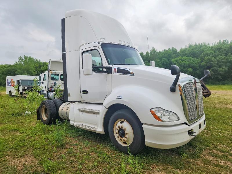 2015 Kenworth Constructi VIN 1XKYA48X1FJ462423 — COPART salvage auction photo
