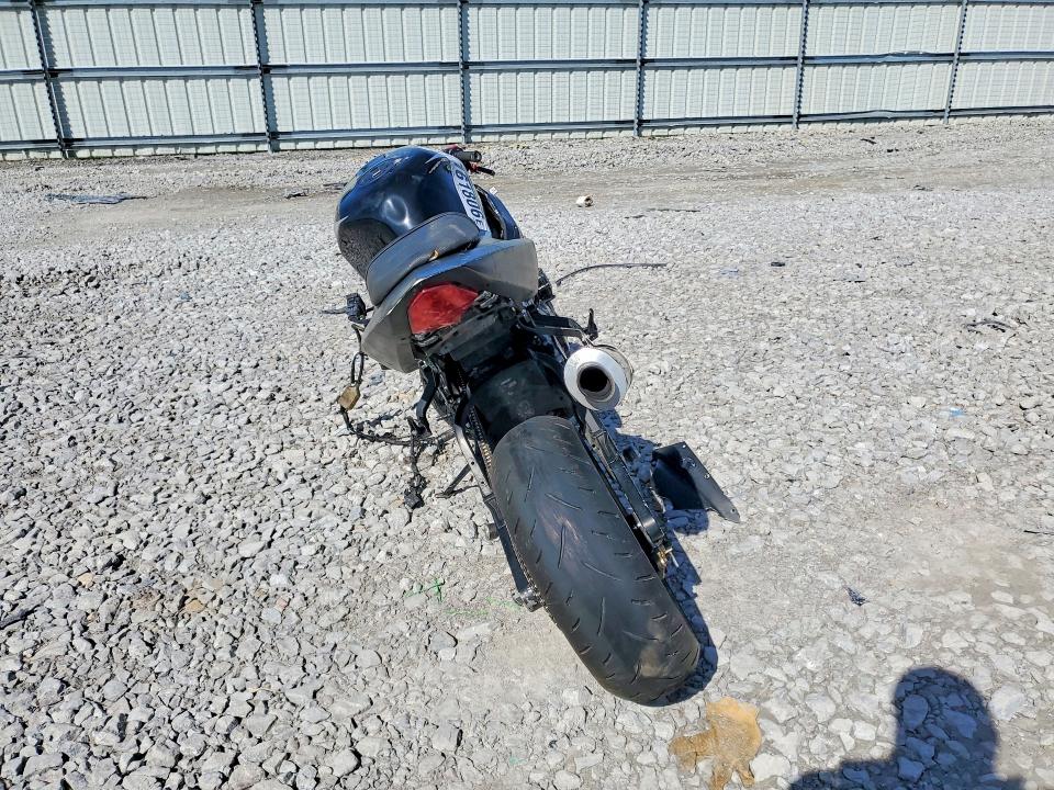 2004 Suzuki Gsx-r1000 VIN JS1GT75A842100111 COPART salvage auction — ROLLOVER, KY - CERT OF TITLE-SALVAGE, sold $30 on 2026-07-23 (photo 4)