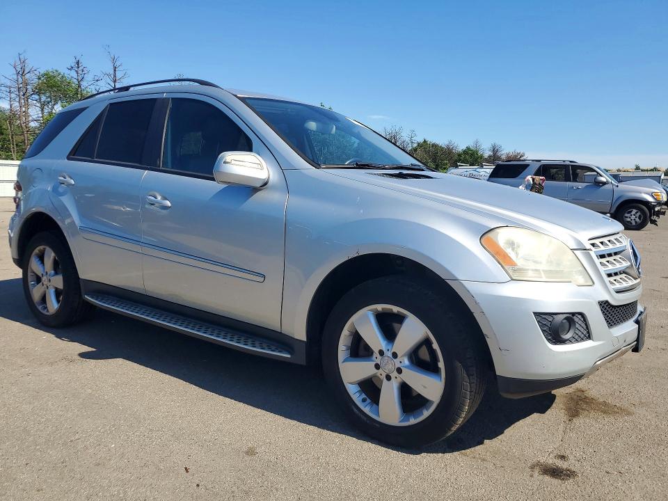 2009 Merz 350-class VIN 4JGBB86E09A467605 COPART salvage auction — MINOR DENT/SCRATCHES, NY - CERTIFICATE OF TITLE, sold $80 on 2026-07-29 (photo 4)