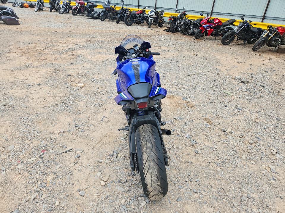 2025 Yamaha Yzf VIN JYARNA7E0SA000542 COPART salvage auction — SIDE, Salvage Title, sold $3,850 on 2026-07-23 (photo 4)