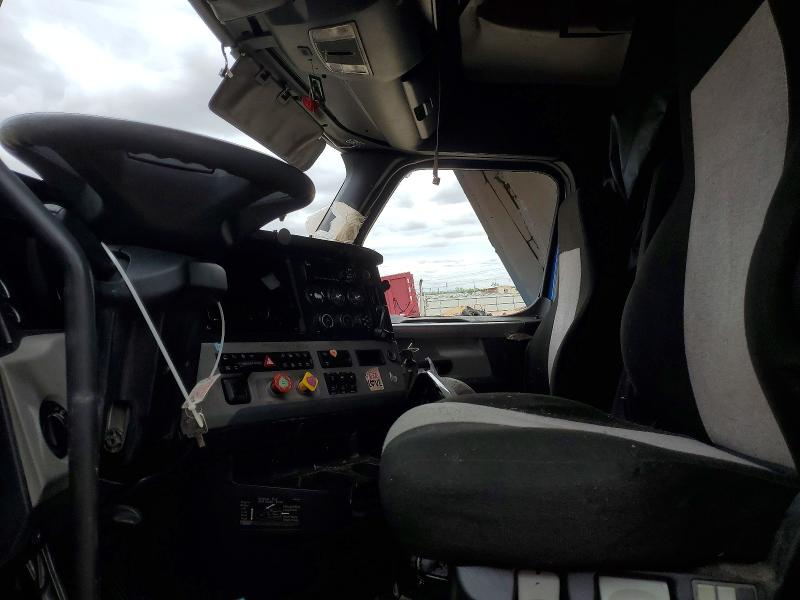 2020 Freightliner Cascadia 126 VIN 3AKJHHDR3LSLR1231 COPART salvage auction — ROLLOVER, TX - SALVAGE VEHICLE TITLE, sold $6,400 on 2026-07-09 (photo 5)
