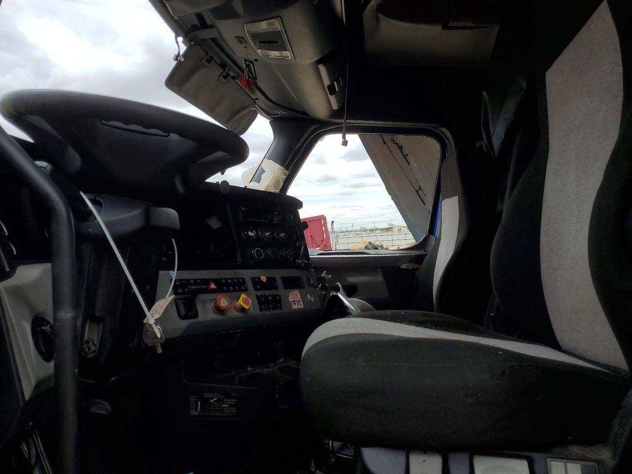 2020 Freightliner Cascadia 126 VIN 3AKJHHDR3LSLR1231 COPART salvage auction — Rollover, TX - SALVAGE VEHICLE TITLE, sold $6,400 on 2026-07-09 (photo 5)