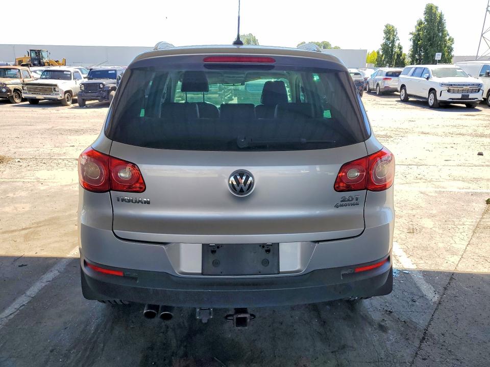 2011 Volkswagen Tiguan VIN WVGBV7AX4BW513777 COPART salvage auction — MINOR DENT/SCRATCHES, Mt - Dis/Dlr/Exp Only Clean Title, sold $100 on 2026-07-28 (photo 6)