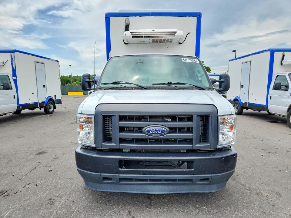 2023 Ford Econoline VIN 1FDWE3FK9PDD08479 COPART salvage auction — MINOR DENT/SCRATCHES, Fl - Certificate Of Title, sold $11,500 on 2026-07-29 (photo 5)