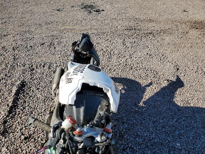 2010 Aprilia Rsv VIN ZD4RKC019AS000181 COPART salvage auction — FRONT END, Az - Cert Of Title - Salvage, sold $825 on 2026-08-13 (photo 5)