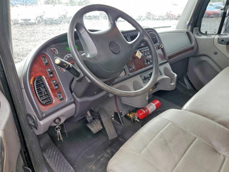 2018 Freightliner M2 106 VIN 1FVACWFC9JHJJ8958 COPART salvage auction — ROLLOVER, MO - SALVAGE CERTIFICATE OF TITLE, sold $16,200 on 2026-08-26 (photo 8)