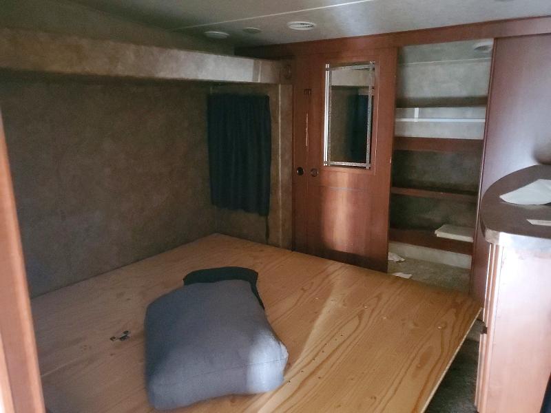 2014 Forest river sier Recreational vehicle (rv) VIN 4X4FSEP25EJ039042 COPART salvage auction — MINOR DENT/SCRATCHES, MO - SALVAGE CERTIFICATE OF TITLE, sold $550 on 2026-07-30 (photo 5)