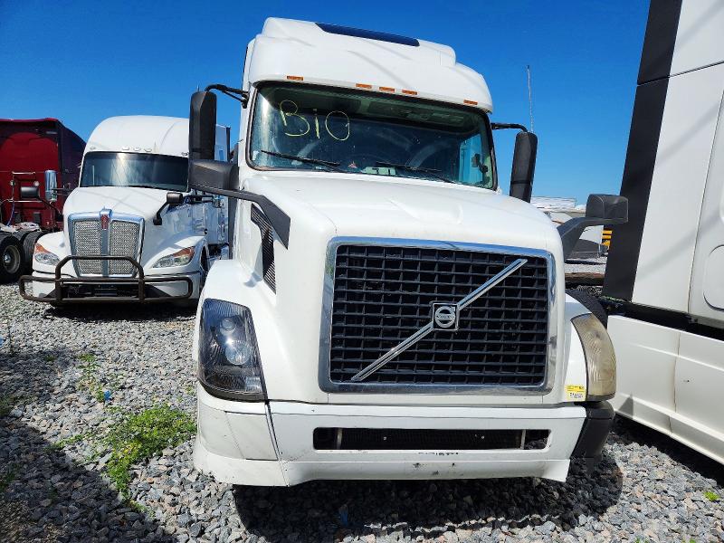 2015 Volvo Vnl VIN 4V4NC9EHXFN186212 COPART salvage auction — BURN, Fl - Cert Of Title Slvg Rebuildable, sold $2,350 on 2026-07-08 (photo 1)