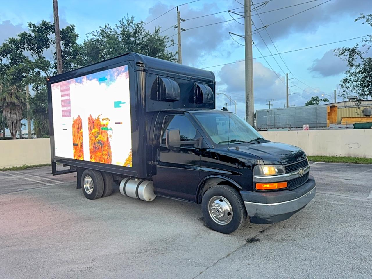 2019 Chevrolet Express 3500 VIN 1HA3GRCG0KN000104 — COPART salvage auction photo