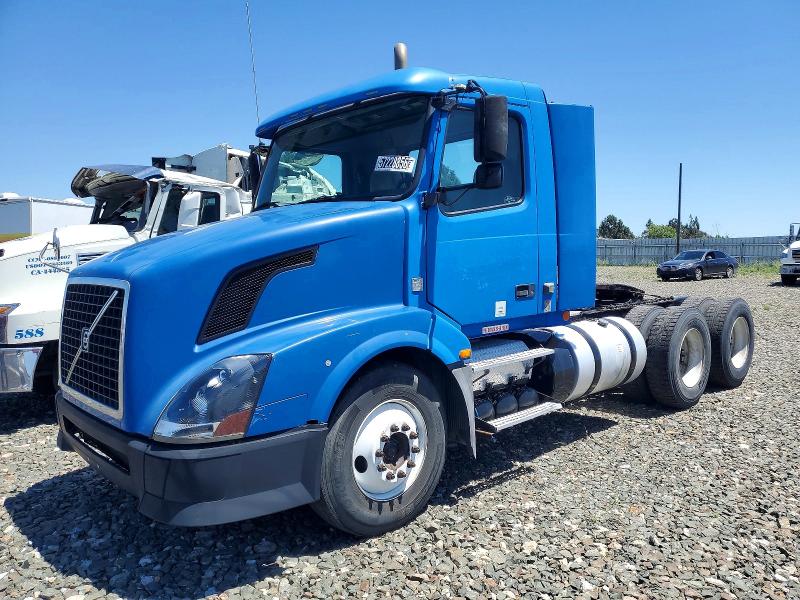 2011 Volvo Vnl VIN 4V4NC9DFXBN535654 COPART salvage auction — MINOR DENT/SCRATCHES, Ca - Certificate Of Title (P), sold $1,600 on 2026-07-07 (photo 2)