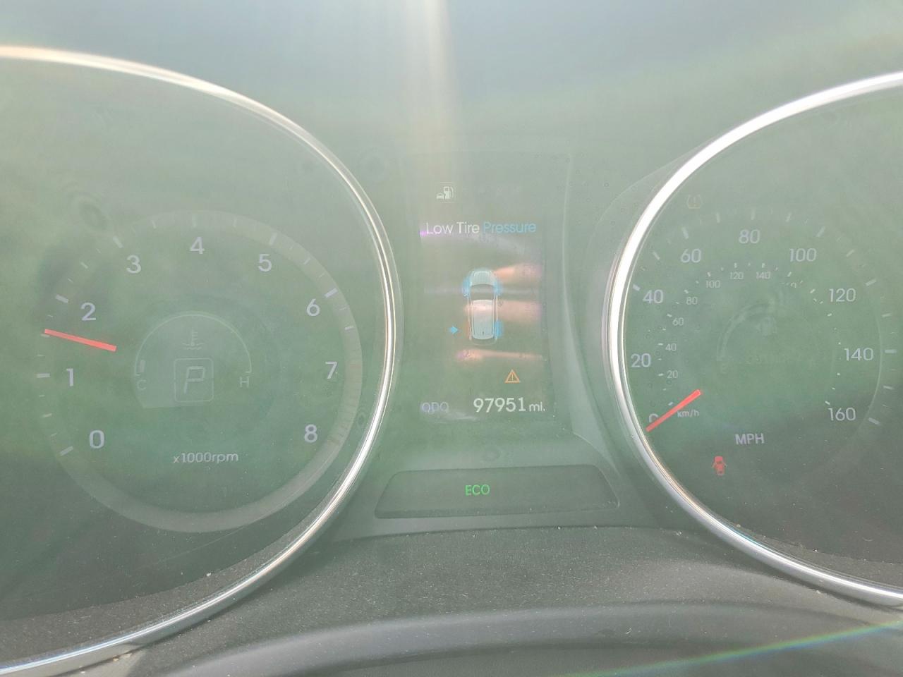 2016 Hyundai Santa Fe VIN 5XYZU3LB2GG355394 COPART salvage auction — Front End, KS - CERT OF TITLE-SALVAGE, sold $3,050 on 2026-07-07 (photo 9)