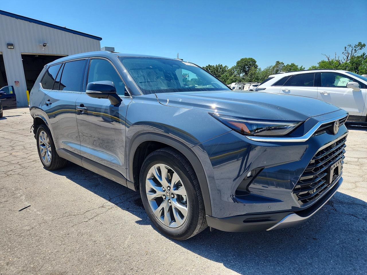 2025 Toyota Highlander VIN 5TDACAB53SS051261 COPART salvage auction — Rear End, Sc - Salvage Title, sold $29,500 on 2026-07-08 (photo 4)