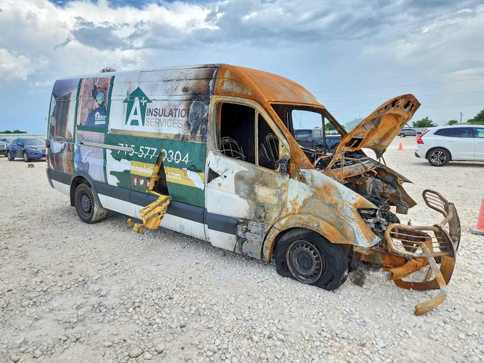 2014 Freightliner Sprinter 2500 VIN WDYPE8DC7E5922198 COPART salvage auction — BURN, TX - NONREPAIRABLE TITLE, sold $60 on 2026-07-09 (photo 4)