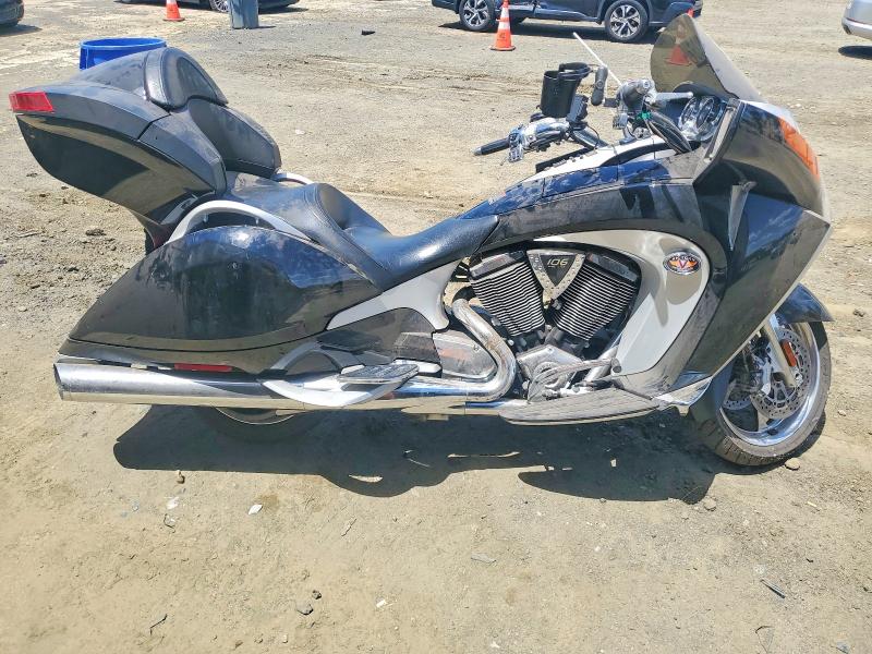 2009 Victory Vision VIN 5VPSD36D493000573 — COPART salvage auction photo