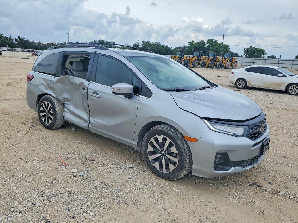 2026 Honda Odyssey VIN 5FNRL6H60TB026145 COPART salvage auction — SIDE, Tx - Salvage Vehicle Title, sold $14,400 on 2026-07-02 (photo 4)