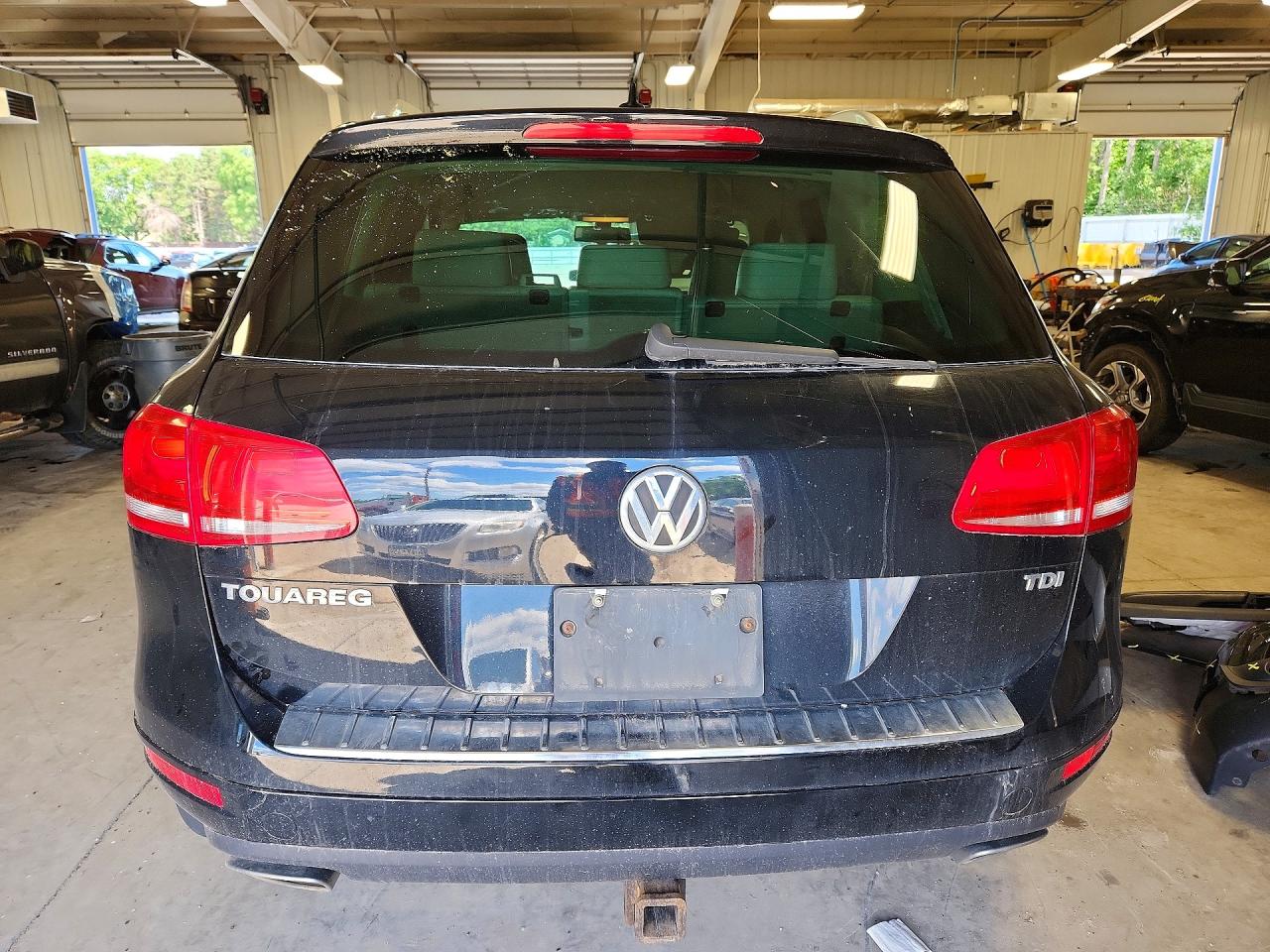 2012 Volkswagen Touareg VIN WVGEK9BPXCD010395 COPART salvage auction — Front End, MN - CERT OF TITLE-PRIOR SALVAGE, sold $900 on 2026-07-02 (photo 6)