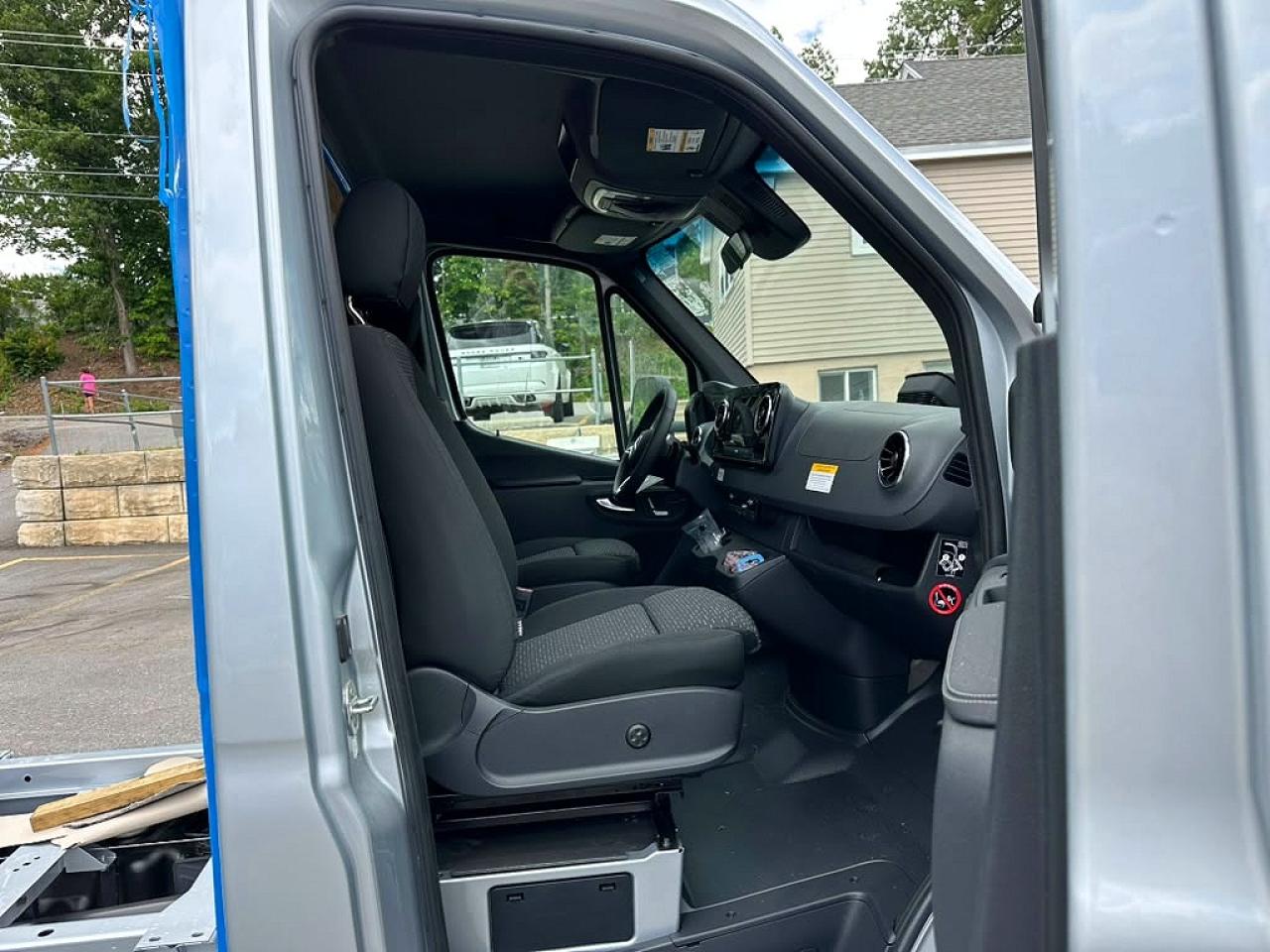 2025 Mercedes-Benz Sprinter VIN W1X9N33Y1SN355924 COPART salvage auction — Front End, VA - CERTIFICATE OF TITLE, sold $31,250 on 2026-07-01 (photo 9)