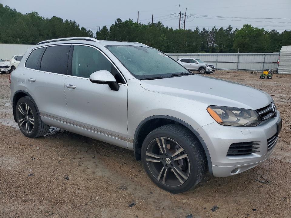 2012 Volkswagen Touareg VIN WVGFF9BP2CD002994 COPART salvage auction — REAR END, Va - Cert Of Title - Salvage, sold $925 on 2026-07-06 (photo 4)