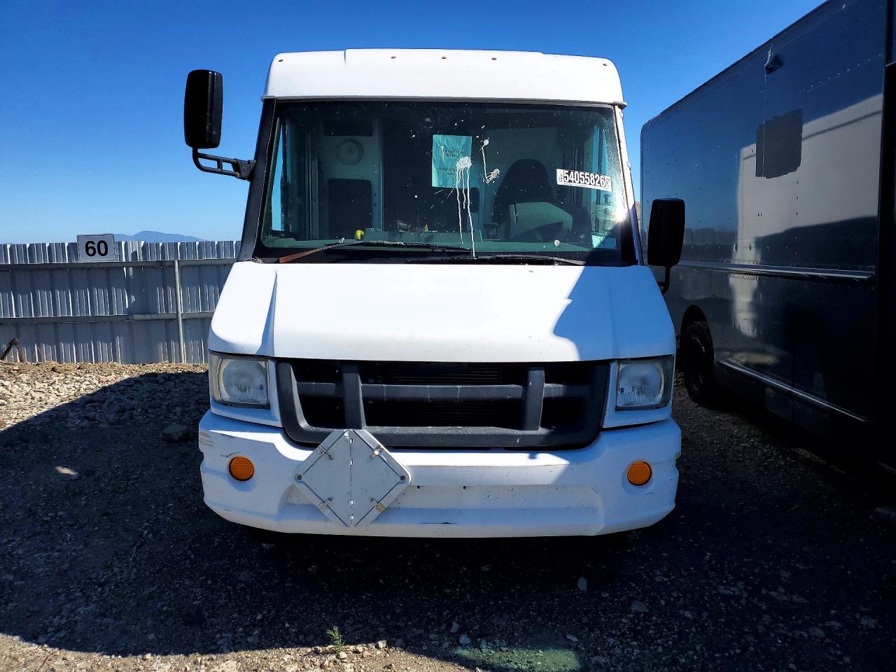 2013 Isuzu Npr hd VIN JALB4T172D7W01089 COPART salvage auction — Minor Dent/Scratches, CA - DIS/DLR/EXP ONLY CLEAN TITLE, sold $500 on 2026-06-23 (photo 5)
