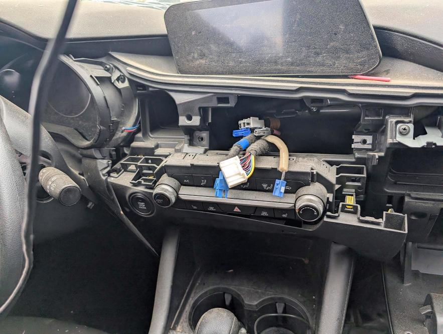 2021 Mazda 3 VIN JM1BPAK73M1312267 COPART salvage auction — SIDE, Qc - Irrecuperable, sold $2,250 on 2026-07-07 (photo 8)
