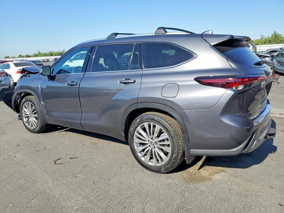 2024 Toyota Highlander VIN 5TDEBRCH2RS621949 COPART salvage auction — FRONT END, Salvage Title, sold $25,250 on 2026-07-23 (photo 2)