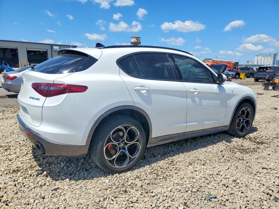 2022 Alfa romeo Stelvio VIN ZASPAKBN6N7D27556 COPART salvage auction — FRONT END, Il - Salvage Certificate, sold $11,600 on 2026-07-29 (photo 3)