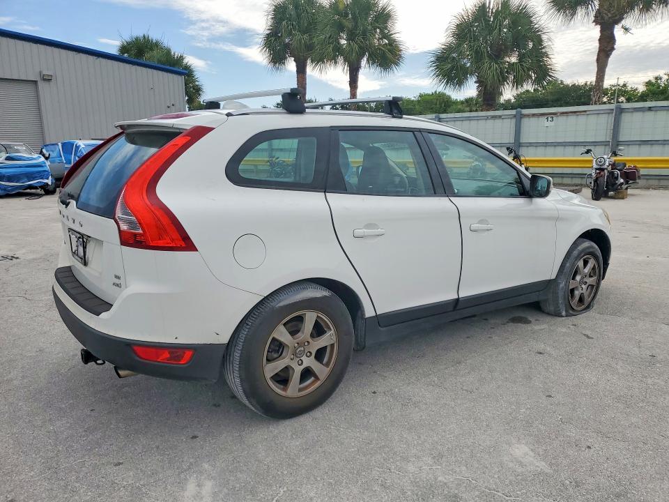 2011 Volvo Xc60 VIN YV4952DZ2B2222296 COPART salvage auction — WATER/FLOOD, FL - CERT OF TITLE-SLVG REBLD FLOOD, sold $475 on 2026-07-22 (photo 3)